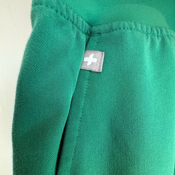 Figs Indocyanine Green Scrub Set- Medium Petite 💚 - Picture 5 of 14